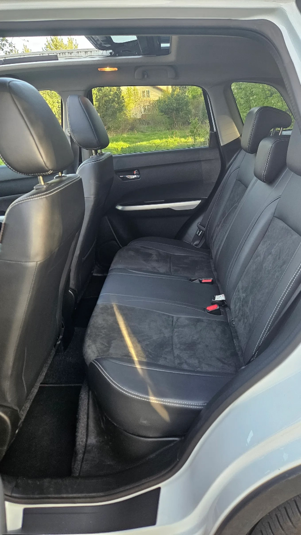 Suzuki Vitara 4x4 Side View - Car Rental in Semkovo